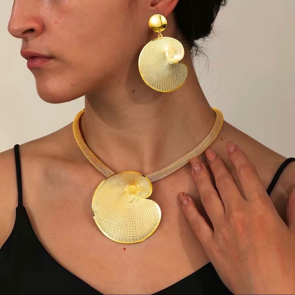 18K Set with Pendant Necklace & Dangle Earrings